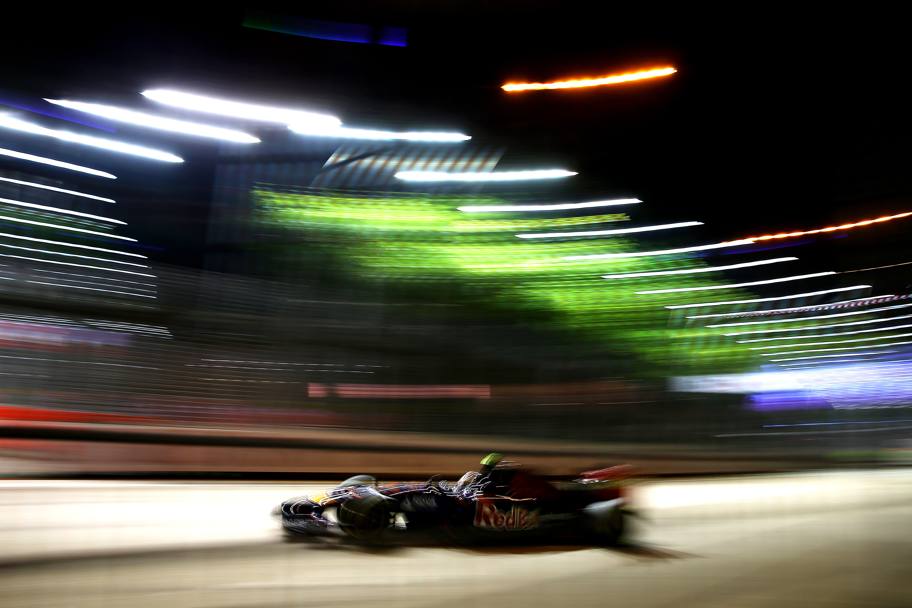 La Toro Rosso di Daniil Kvyat impegnata nelle prove libere del Gran Premio di Singapore di Formula 1 sul circuito di Marina Bay (Getty Images) 